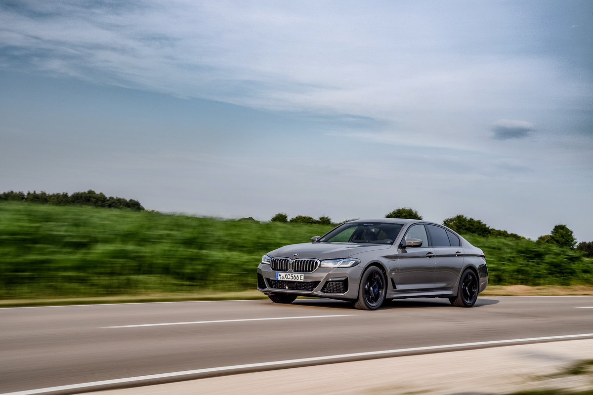 P90395461_highRes_the-new-bmw-545e-xdr