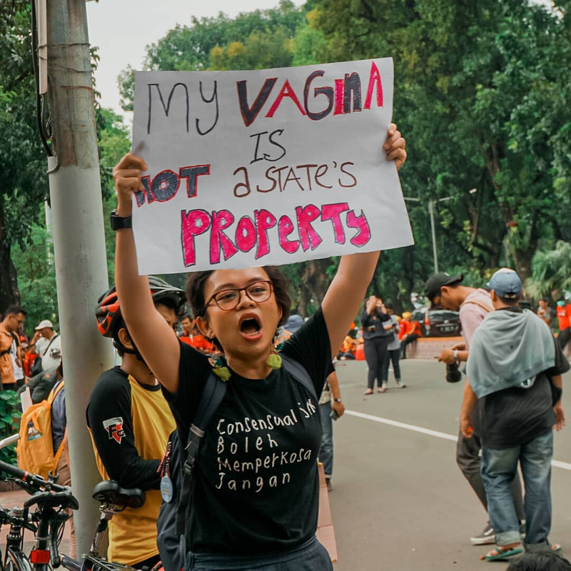Nisrina ikut demo di jalanan