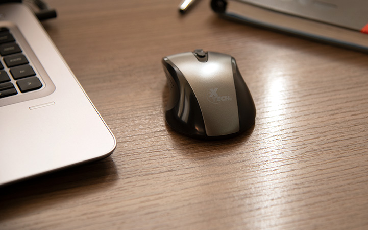 Mouse inalámbrico Xtech Malta en color azul con un diseño ergonómico.