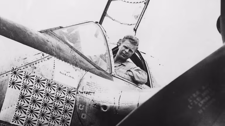 Exploradores localizaron el P-38 en la provincia de Madang, identificándolo por sus motores sobre el nivel del suelo y la pintura roja característica de BongN - Photo by Keystone-Hulton Archive-Getty Images Exploradores localizaron el P-38 en la provincia de Madang, identificándolo por sus motores sobre el nivel del suelo y la pintura roja característica de BongN - Photo by Keystone-Hulton Archive-Getty Images