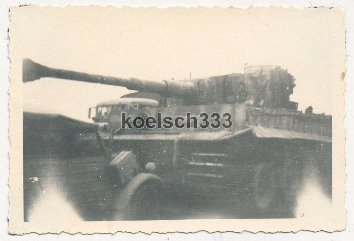 Foto VW Kübelwagen PKW und Tiger Panzer VI auf Eisenbahn verladen im Osten ... !
