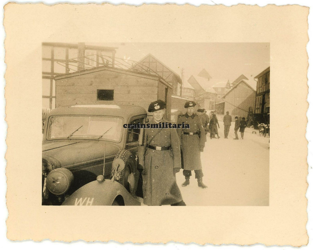 Orig. Foto Panzermann bei Opel Blitz Funkwagen Lkw mit 16.PD Wappen Panzermütze