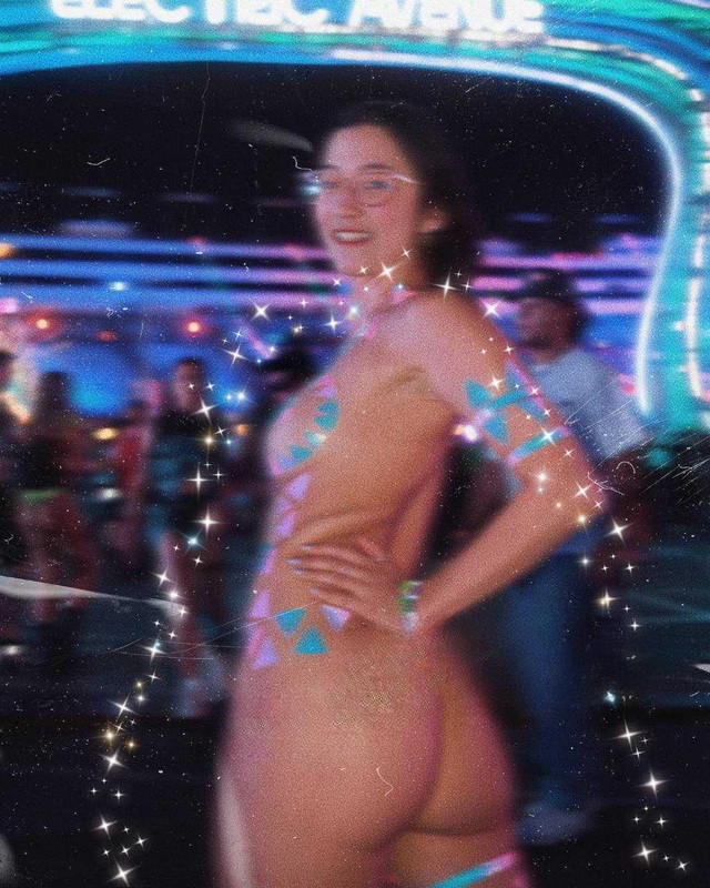 X3北美魅魔 Sophia刘 美国拉斯维加斯EDC电音节 穿露点战袍鼓励荡妇自由 (15)