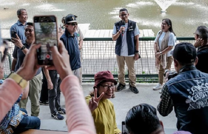 Sandiaga Uno saat meninjau kesiapan destinasi menyambut libur lebaran di Taman Impian Jaya Ancol, Jakarta, Rabu (19/4/2023). Sandiaga Uno menekankan pengelola wisata agar memperhatikan manajemen keramaian saat musim libur Lebaran 2023.