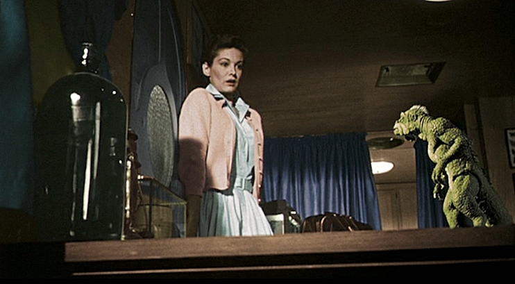 JOAN-TAYLOR-20-MILLION-MILES-EARTH-FOTOR.jpg