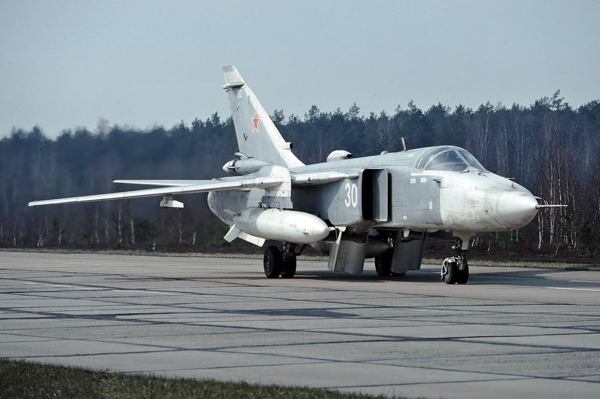 11 ORAP Su-24MR 30 White_0615316