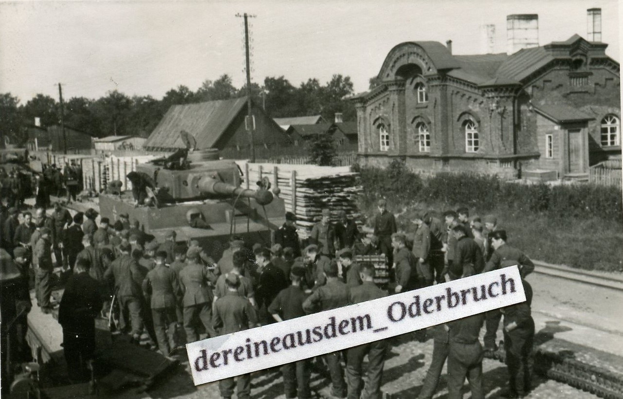 Foto WH 2 mal s Panzer Pz Kpfw VI Tiger Bahnverladung Ketten wechsel im Osten