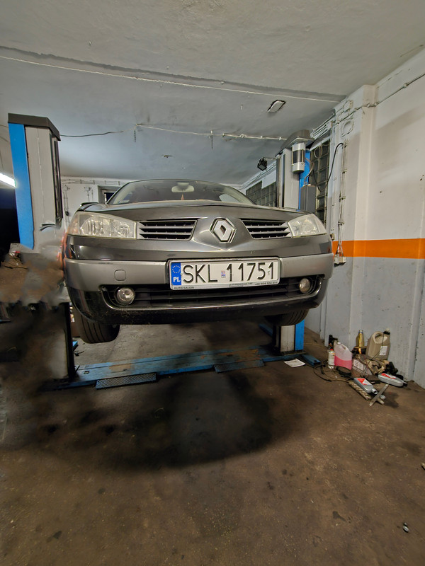 Z przodu na podnośniku