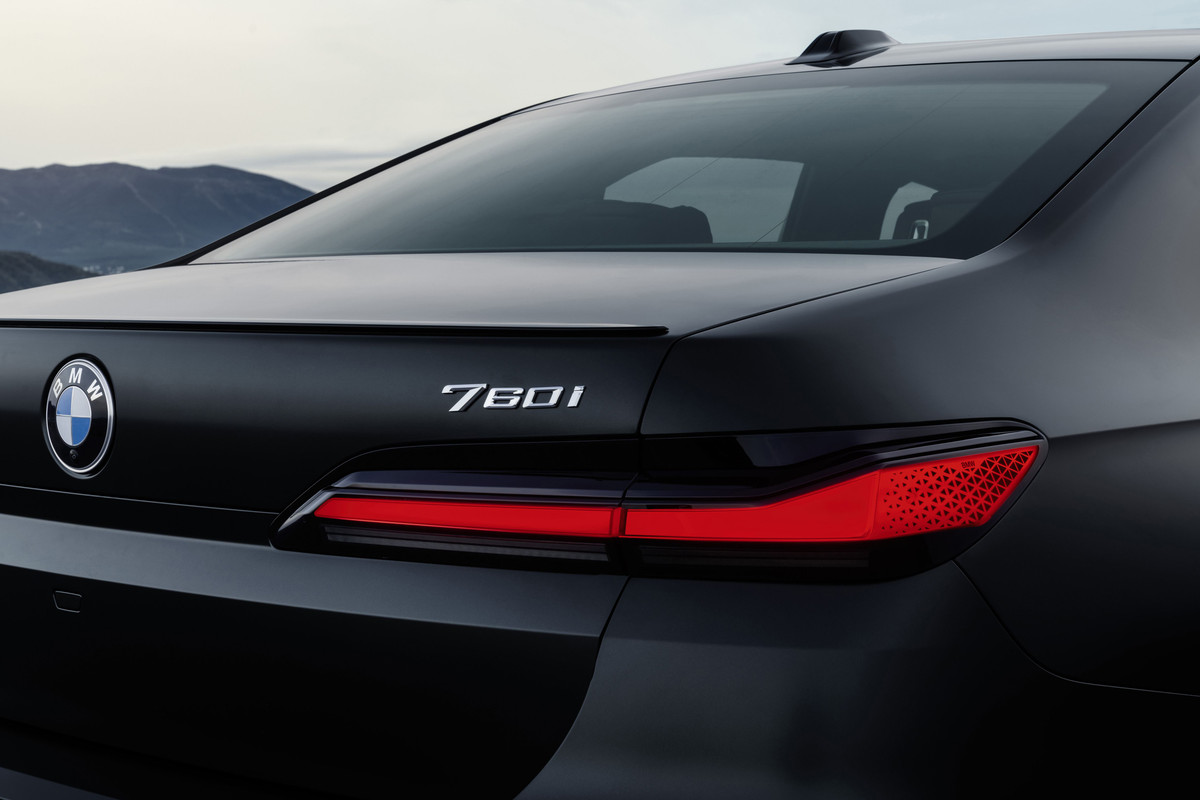 P90458158_highRes_the-new-bmw-760i-xdr