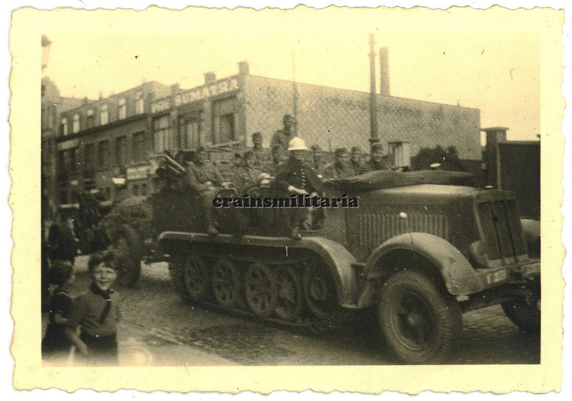 Orig. Foto belgische Polizei führt 19.ID Halbkette SdKfz in BRÜSSEL Belgien 1940