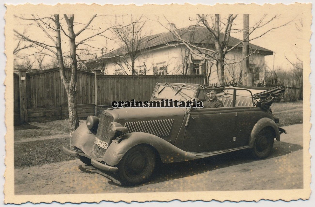 Orig. Foto Soldat mit Pkw Mercedes Benz 170 V Cabrio Kübelwagen 