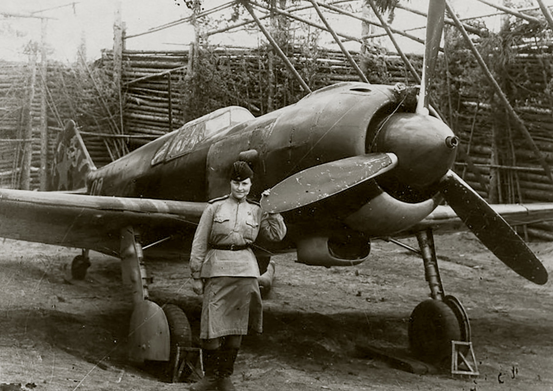 Lavochkin-La-5-254IAP-White-02-with-armourer-AI-Samylkina-at-Budogosh-Volkhov-front-1943-01