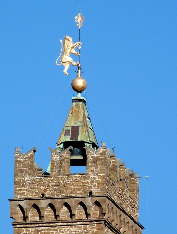 La grande banderuola (più di due metri d'altezza) a forma di Marzocco, che si trova sulla sommità de