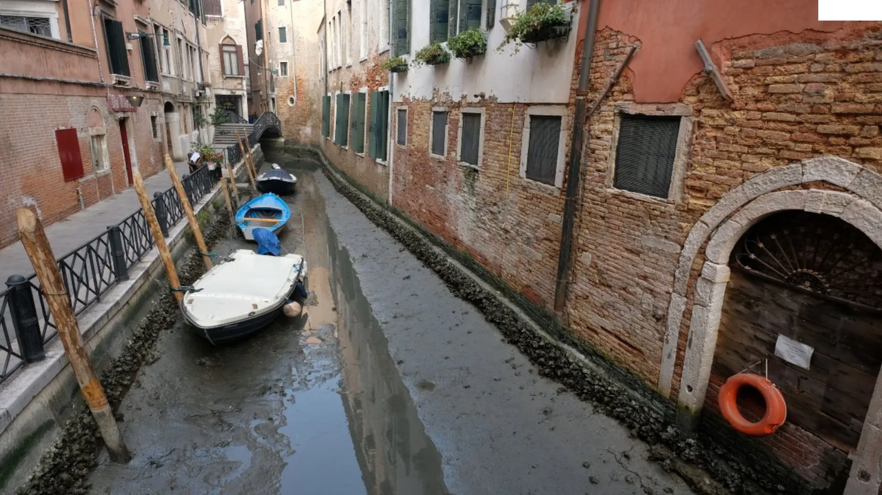 Canales de Venecia están vacíos y con sus góndolas paradas