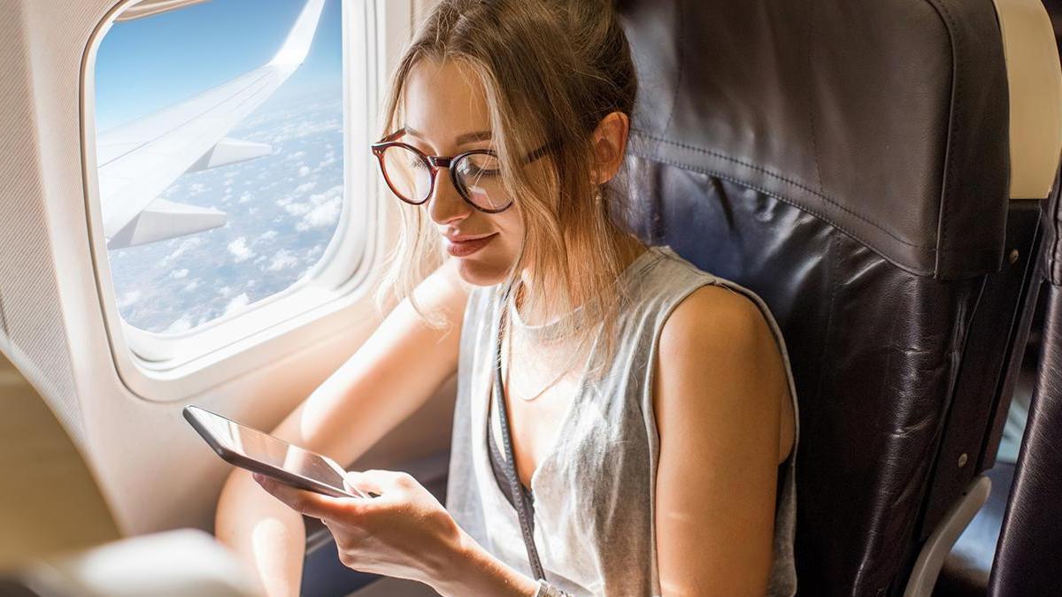 Por qué debes activar el “modo avión” en tu celular durante un vuelo