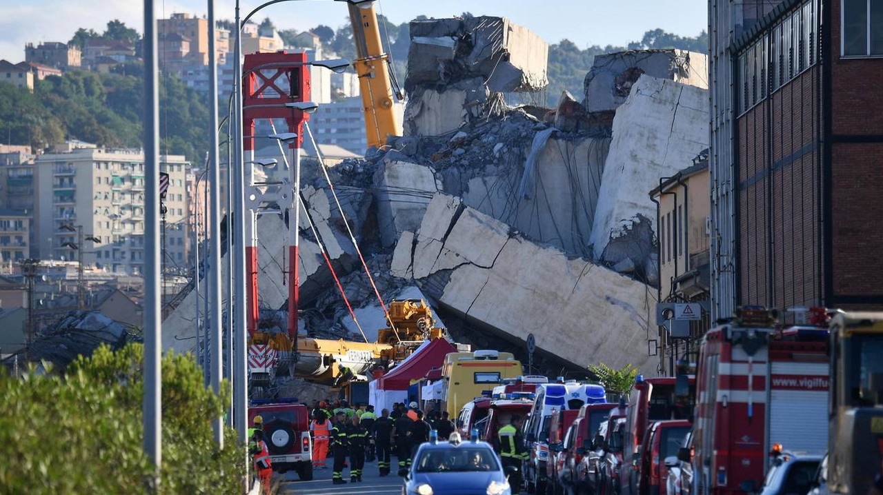 Le macerie del ponte Morandi, crollato martedì mattina