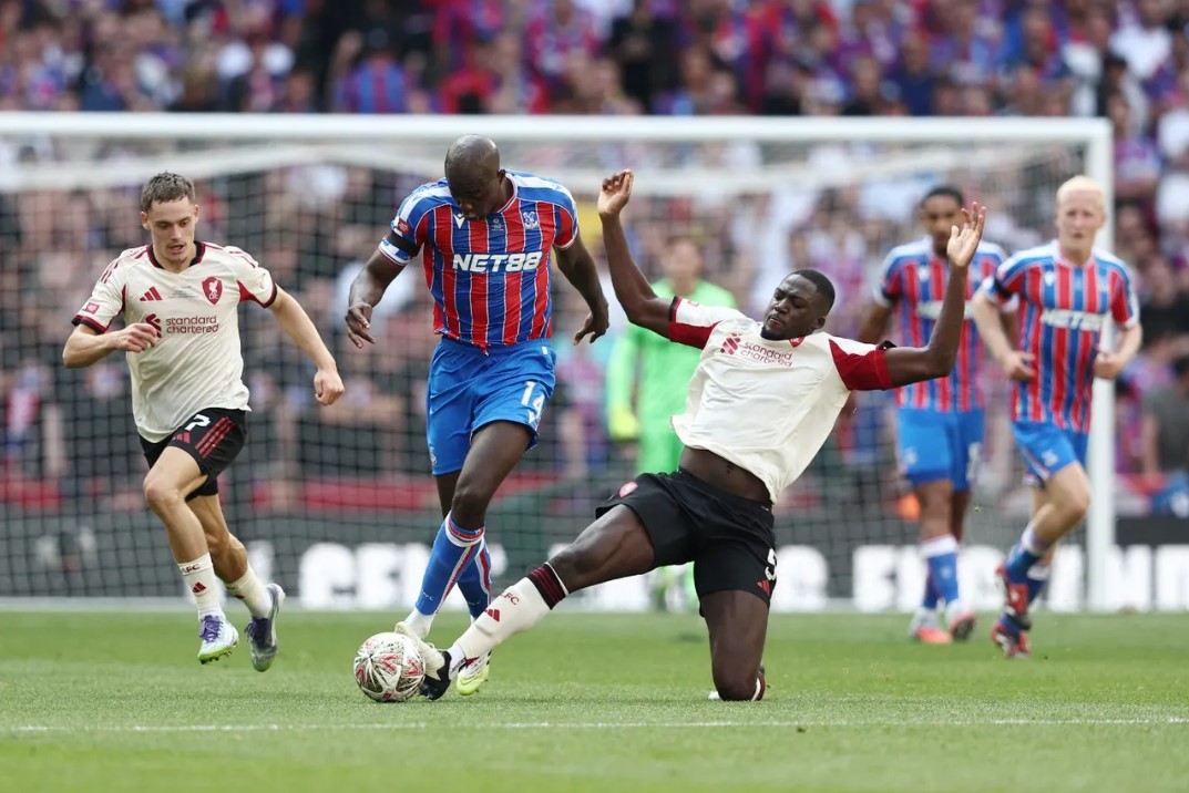 Jean-Philippe Mateta mencetak gol penalti vs Liverpool