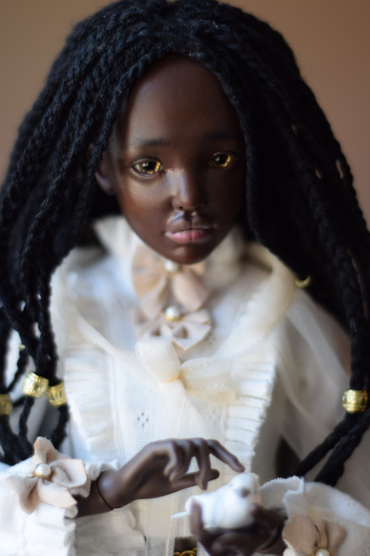 Close up portrait of Ophelia with bird