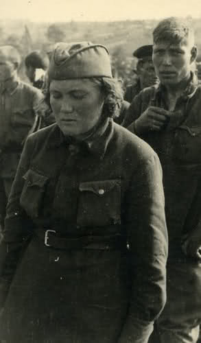 Una soldado en el campo de prisioneros de guerra en Zhytomyr en 1941