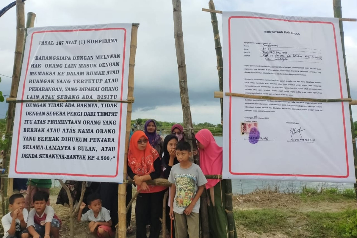 IMG-20220301-WA0038 Imbas Sengketa Lahan Tambak KM1 di Lamongan, Ahli Waris dan Warga Blokir Jalan Masuk PT SBM