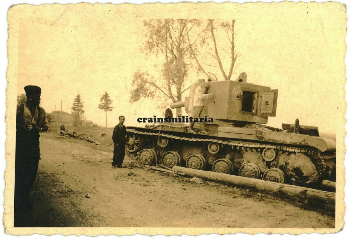 Orig. Foto zerstörte russissche Beute Panzer KW-2 KV-2 KW-II Tank in Russland