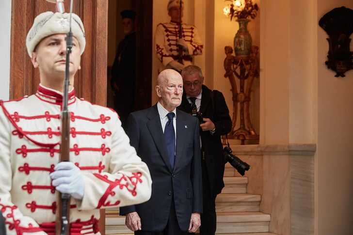 Victor Hardenbor, Président fédéral entre 1991 et 2015, sortant d’une rencontre avec le Président de la République du Nouveau-Saptär, Volodimir Pervetcha, à Nova-Aphalstèma, Nouveau-Saptär, Yukanaslavie, le 12 juillet 2018. Victor Hardenbor, Président fédéral entre 1991 et 2015, sortant d’une rencontre avec le Président de la République du Nouveau-Saptär, Volodimir Pervetcha, à Nova-Aphalstèma, Nouveau-Saptär, Yukanaslavie, le 12 juillet 2018.