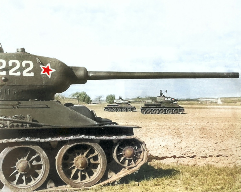 Le T34/85 - Page 2 T-34-85-de-la-55e-brigade-de-chars-de-la-Garde-1944