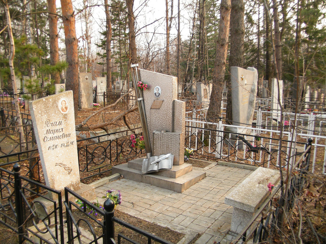 2560px-Рогаль,_Николай_Митрофанович_могила_на_Центральном_кладбище_Хабаровска