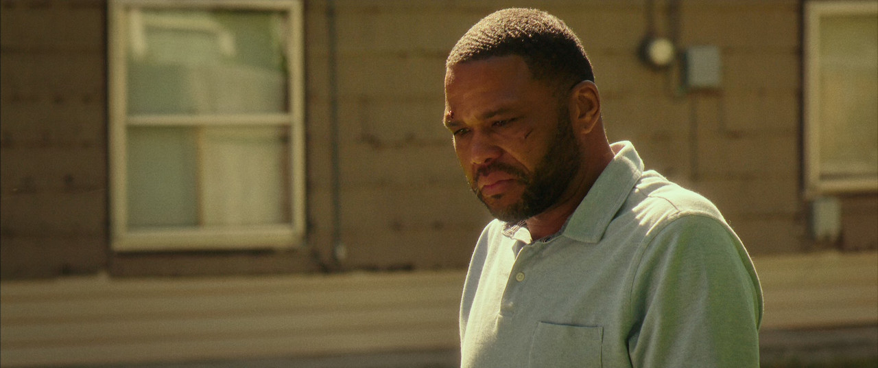 Small Town Crime (2017).mkv_snapshot_01.24.52_[2018.03.17_19.27.