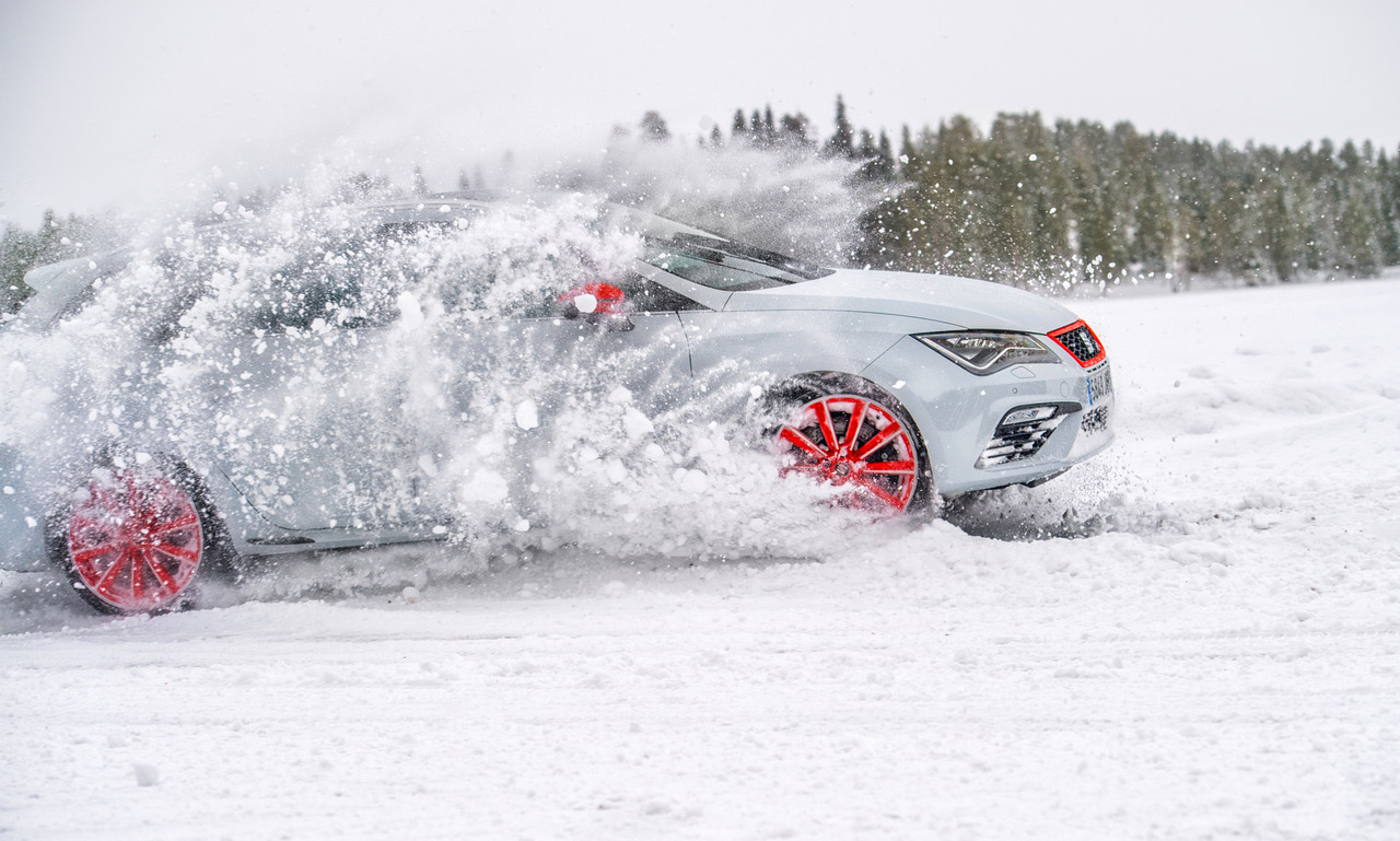 Seat-leon-ST-Cupra-nella-neve