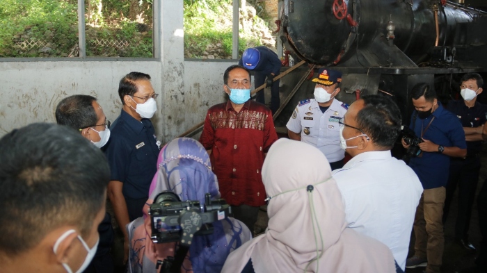 Direktur Utama KAI Didiek Hartantyo (kiri) beserta stakeholder meninjau perbaikan Lokomotif Uap E1060 atau yang biasa disebut dengan Mak Itam di Museum Sawahlunto, Jumat (1/7/2022).