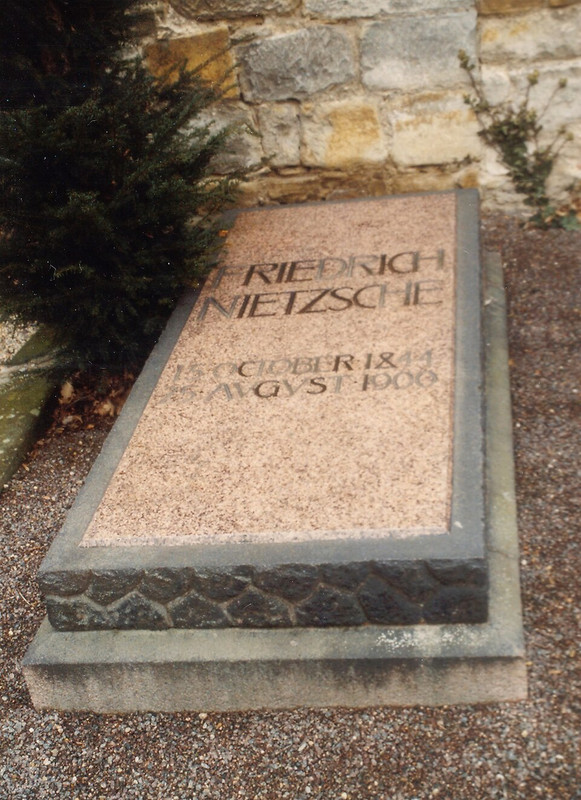 Grabst-tte-von-Friedrich-Nietzsche-in-R-cken