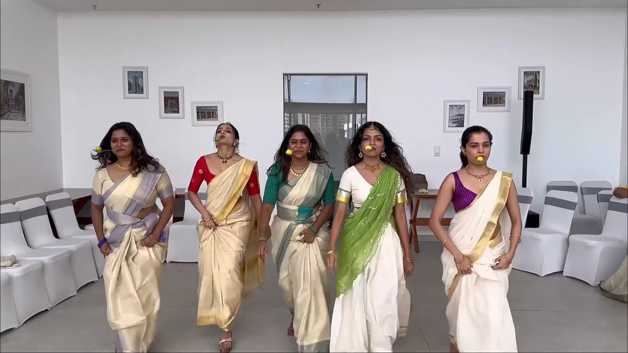 diya krihsa,ishani krisha and other girl onam celbration navel show.mp4_snapshot_00.37.479