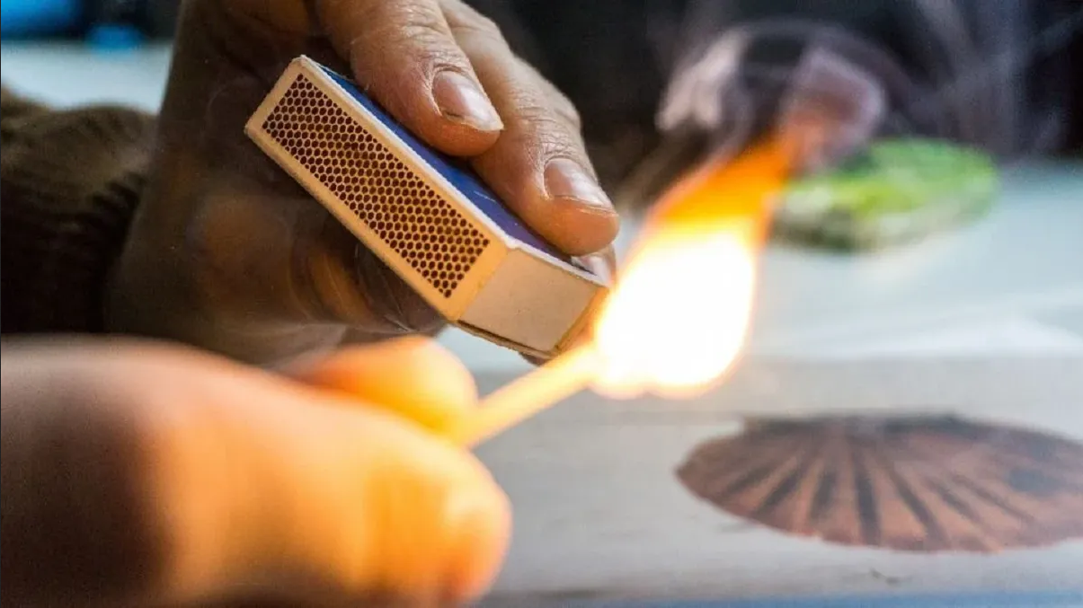 Sujetos queman a dos jovencitas que esperaban el autobús en Brasil