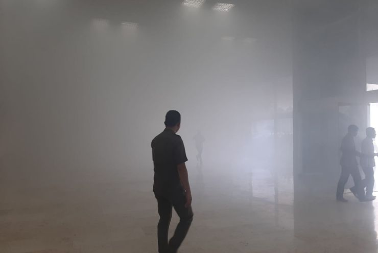 Asap putih memenuhi lobby Gedung Nusantara III, Kompleks Parlemen Senayan, Jakarta, Senin (24/2/2020).