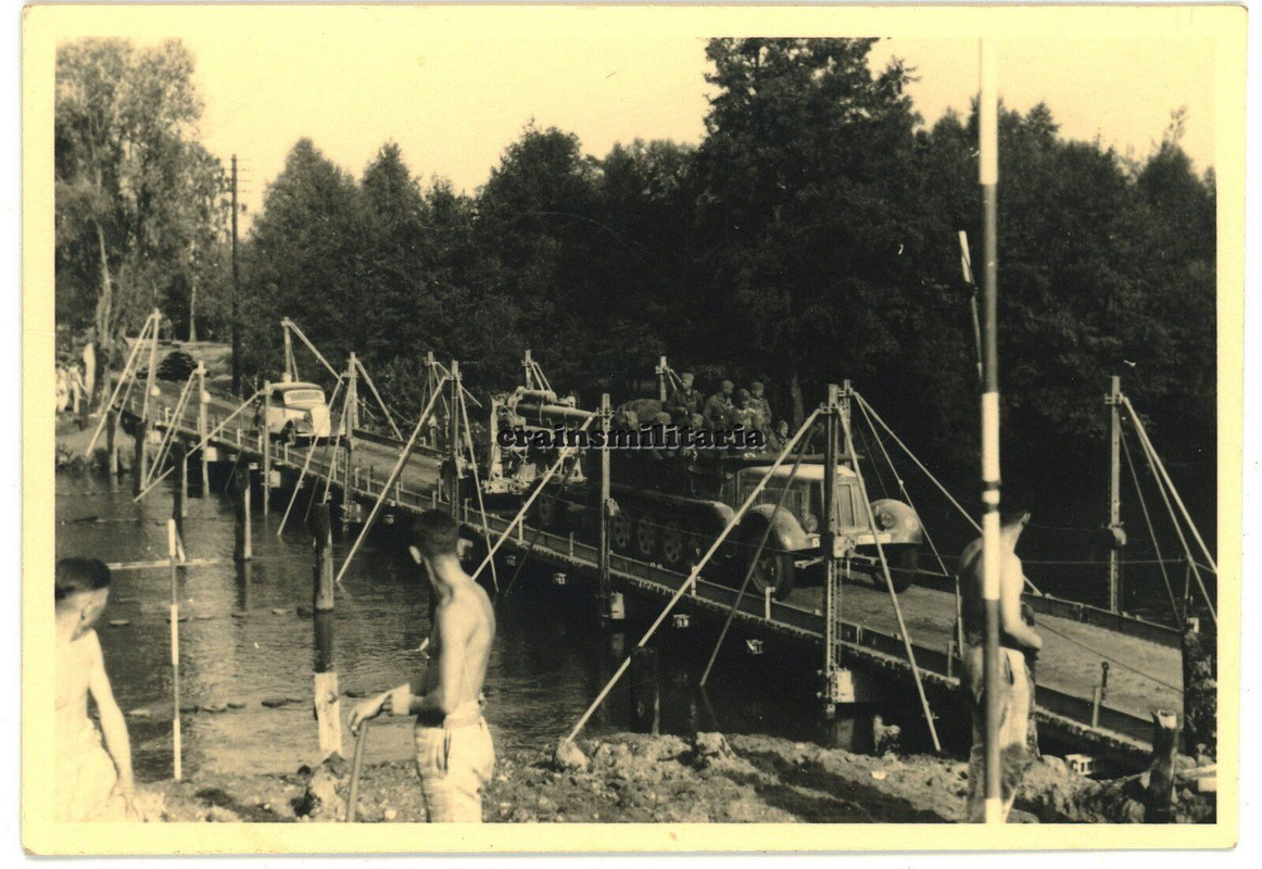 Orig. Foto Halbkette SdKfz mit 8,8 cm Flak Geschütz Lafette über Notbrücke