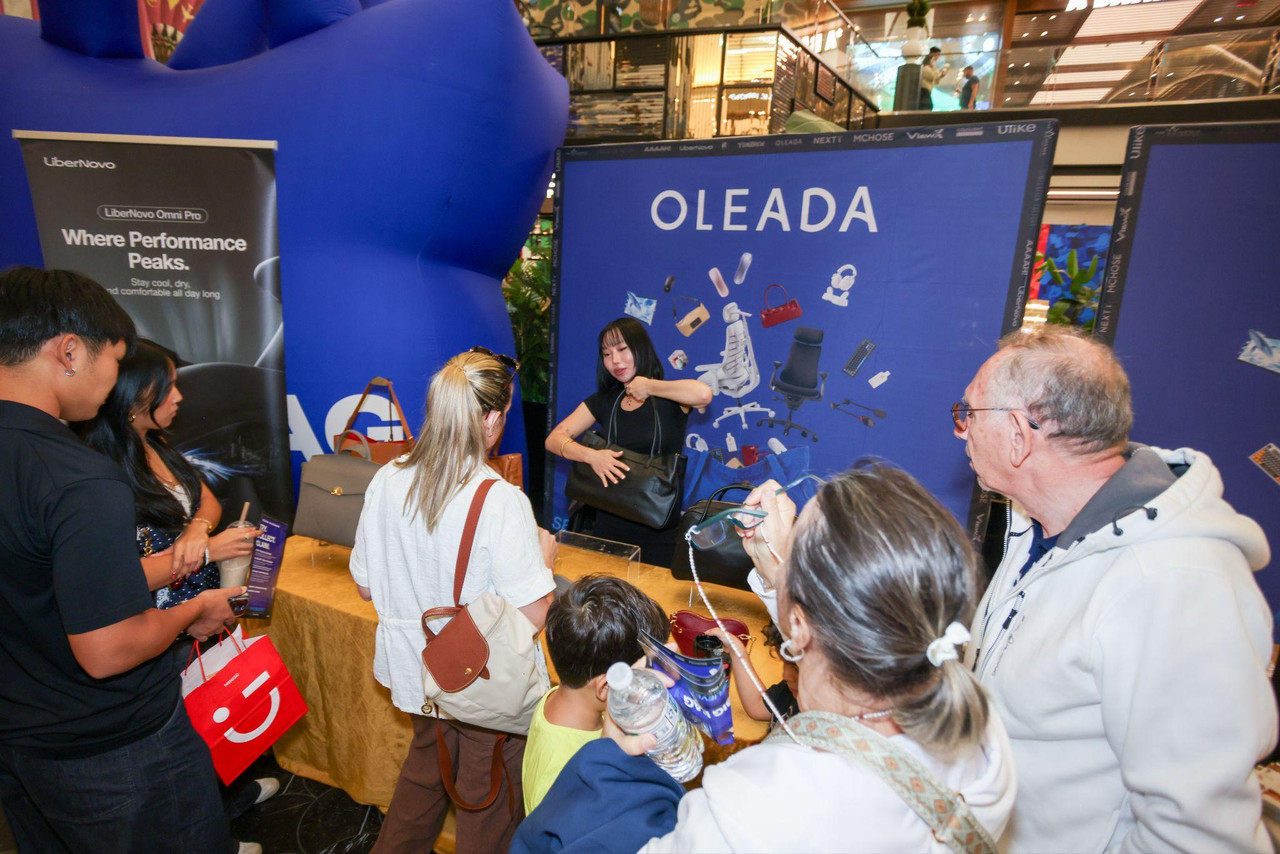 Visitors discover OLEADA’s work bags through an in-person product demonstration at THE BIG BAG.