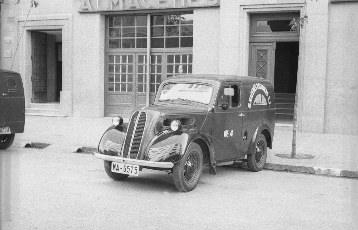 Almacenes Escudero en la calle San Fermín, hoy son dos bares Itziar y Trujal. Foto Galle2