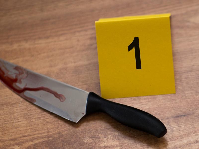 Muere apuñalado por mujer que conoció por Facebook; ella asegura fue un accidente