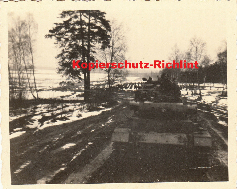 Wehrmacht deutscher Panzer III auf Vornarsch im Winter Rußland
