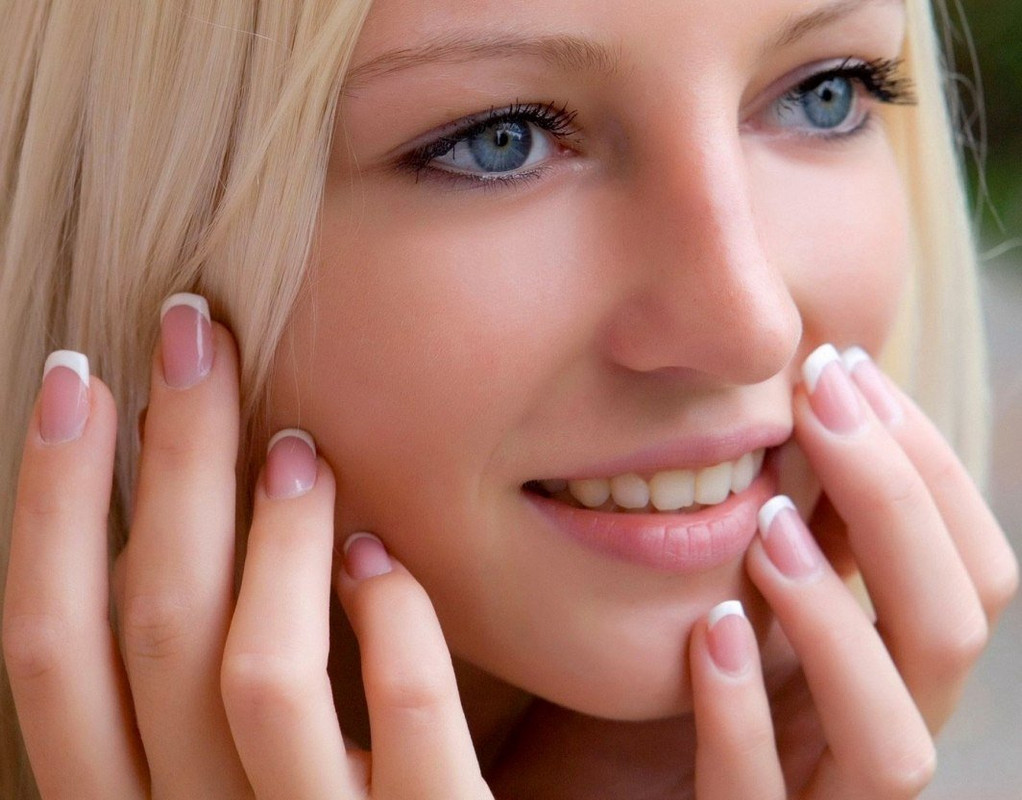 ŽENA KRÁSNÁ BLONDÝNA...