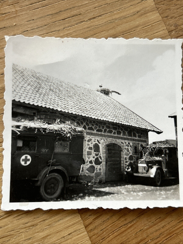 Foto Wk2 Wehrmacht Fahrzeug Kfz Pkw LKW Soldaten Front Kampf DRK Rotes Kreuz (1)