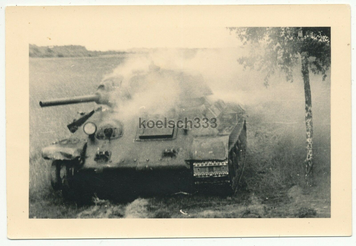 !Foto russischer T-34 Panzer brennt nach Abschuss durch Panzerjäger im Osten