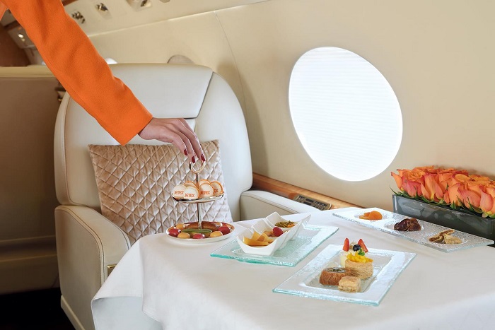 Perusahaan penerbangan Jetex, menawarkan program 'Suhoor in the Sky' untuk pengalaman sahur di udara naik jet pribadi.