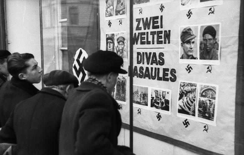 Y a t il des neo-nazis dans les Pays-Baltes ? Zz-Deux-mondes-une-affiche-de-propagande-anticommuniste-et-antis-mite-Lettonie-t-1941