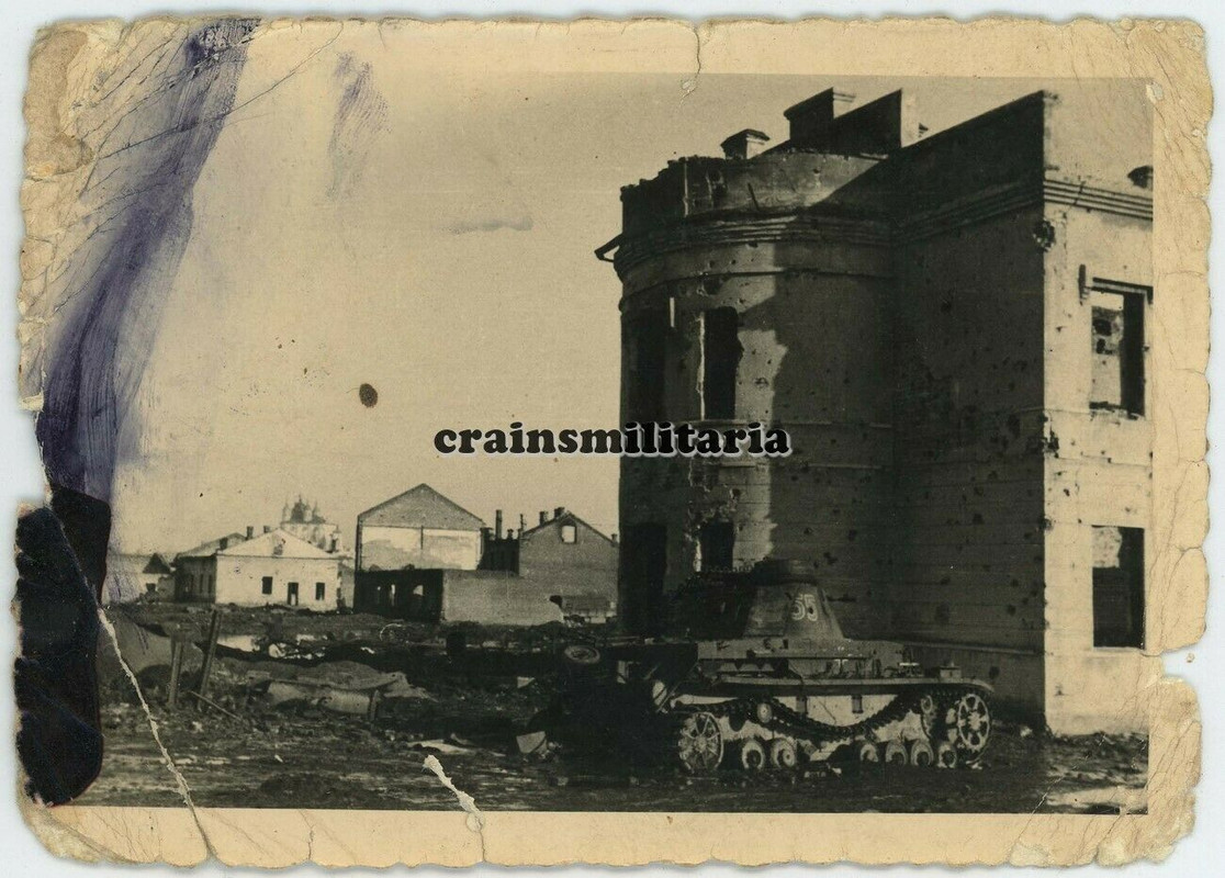 Orig. Foto zerstörte Panzer IV Tank b. orthodoxe Kirche zerstört