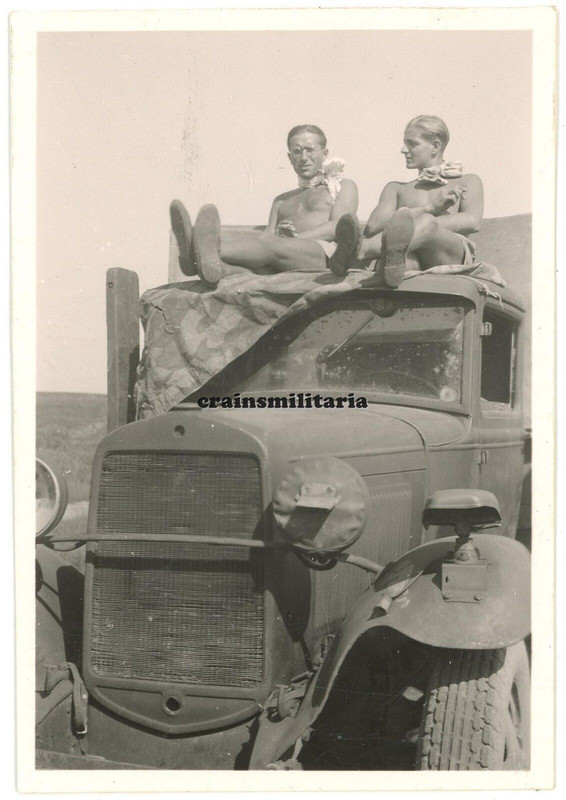 Orig. Foto 24.ID Panzerjäger mit Lkw auf Zug Krim - Leningrad Russland 1942