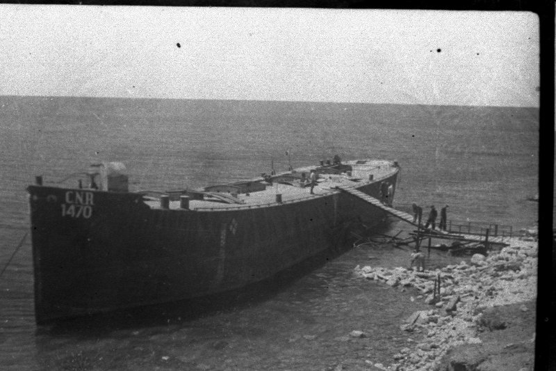 Затопленные немецкие баржи в Севастопольской бухте. 1944 г. Г. Мыс, Севастопол