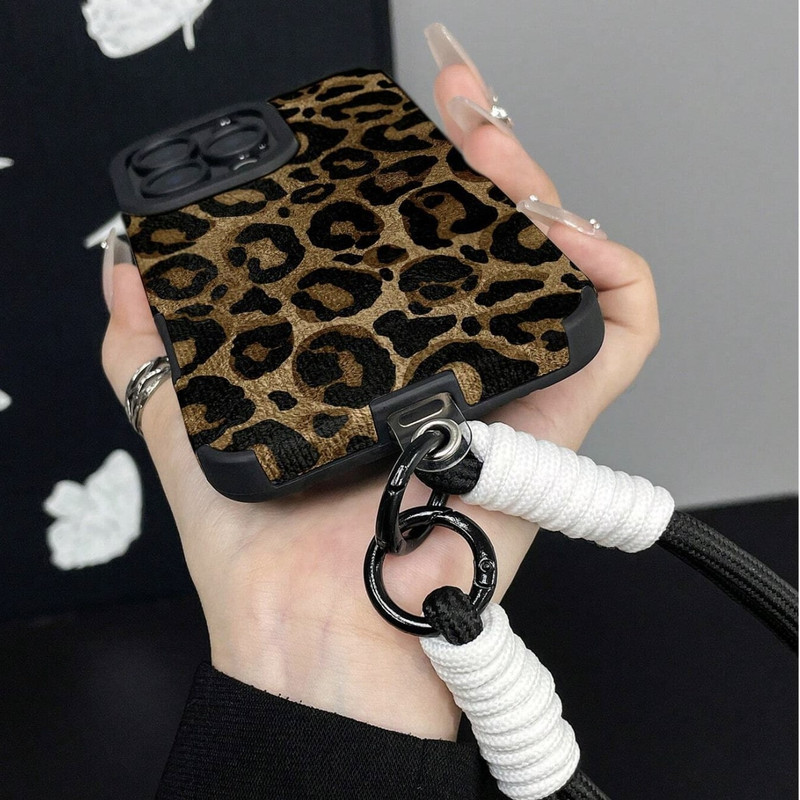 Foto de Funda con diseño de leopardo. Incluye correa de mano.