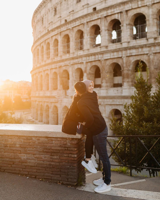 Citra Kirana dan Rezky Aditya berpose romantis di Colosseum, Roma, Italia